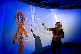 Studentin im iXperience Lab.