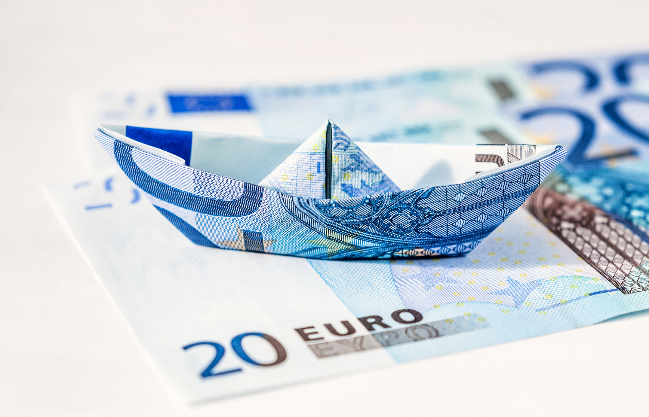 20-Euro-Banknote, zu einem Papierschiffchen gefaltet 20-Euro-Banknote, zu einem Papierschiffchen gefaltet