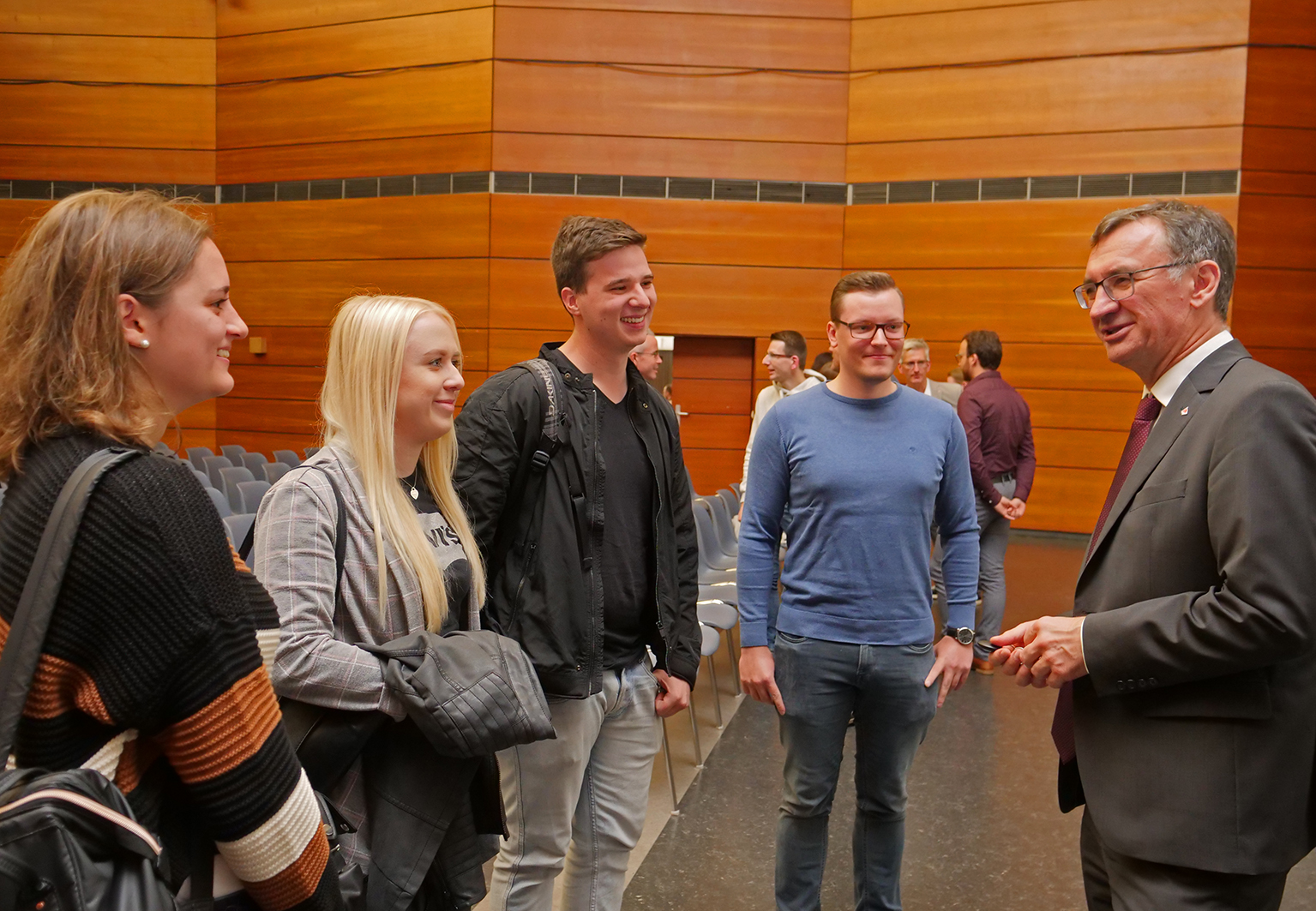 Students in conversation with Prof. Dr.-Ing. Quint Students in conversation with Prof. Dr.-Ing. Quint