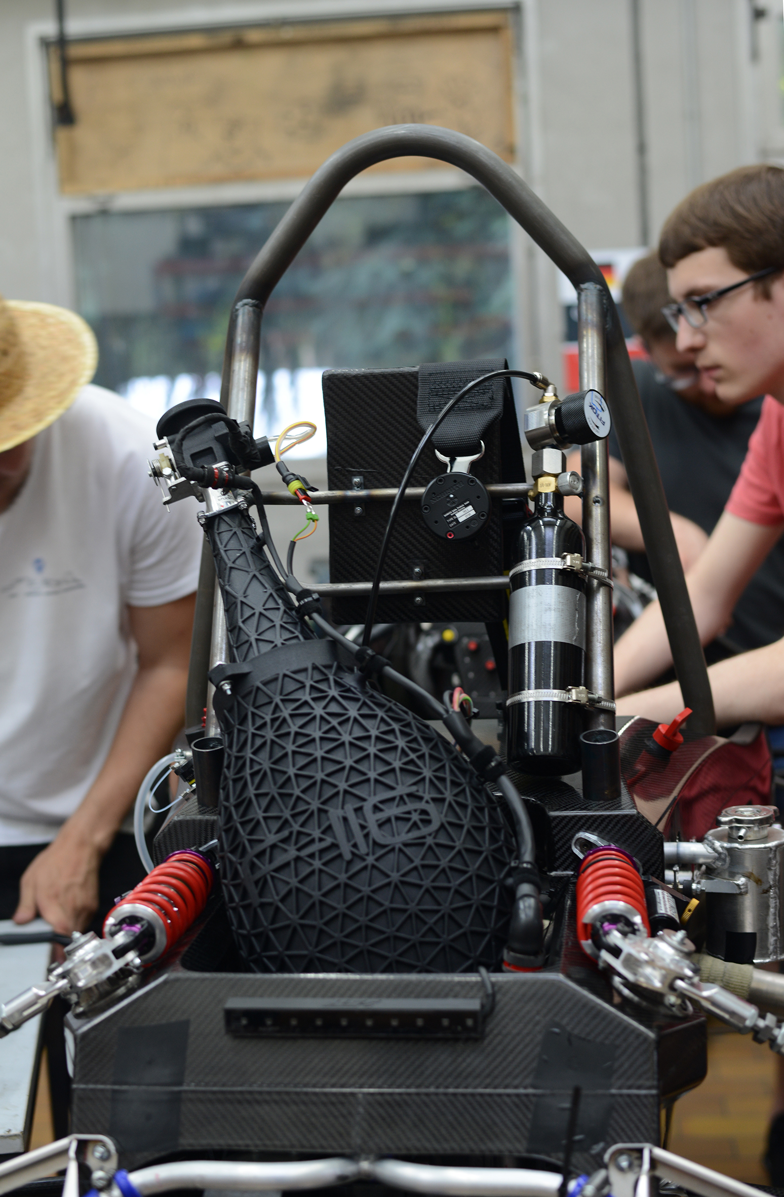 Ansauganlage Montagearbeiten am Formula Student Rennwagen im Labor