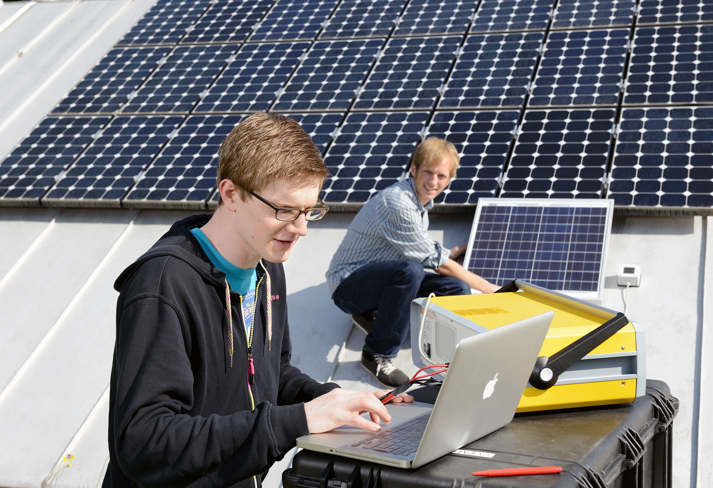 Solaranlage auf dem Dach der HKA Studierende werten in einer Projektarbeit Daten einer der Photovoltaik-Anlagen der HKA aus
