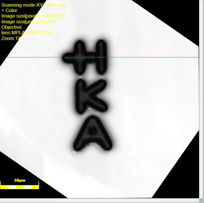 Kleinstes HKA-Logo der Welt Mikroskopische Aufnahme des vielleicht kleinsten Hochschullogos der Welt mit etwa einer Breite von 50 µm