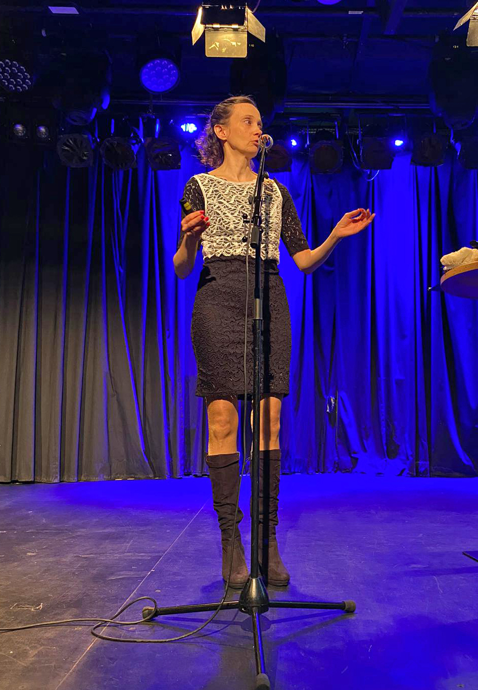 Dreimal Platz 1 im Science Slam Dr. Anastasia August auf der Bühne beim Science Slam in Karlsruhe