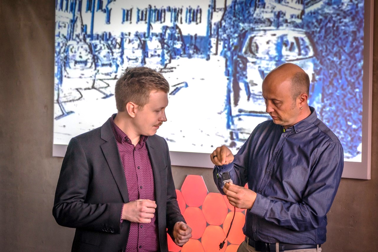 HKA-Forschungskooperation mit Mercedes-Benz für autonomes Fahren der nächsten Generation Christian Frank M.Sc. (l.) und Prof. Dr. Jan Bauer diskutieren anhand einer heute gängigen Automotive-Kamera im Labor für Bildverarbeitung „P!X3LFLUX“ der Fakultät Elektro- und Informationstechnik die Herausforderungen für die Integration der innovativen Event-Kameras in das Auto