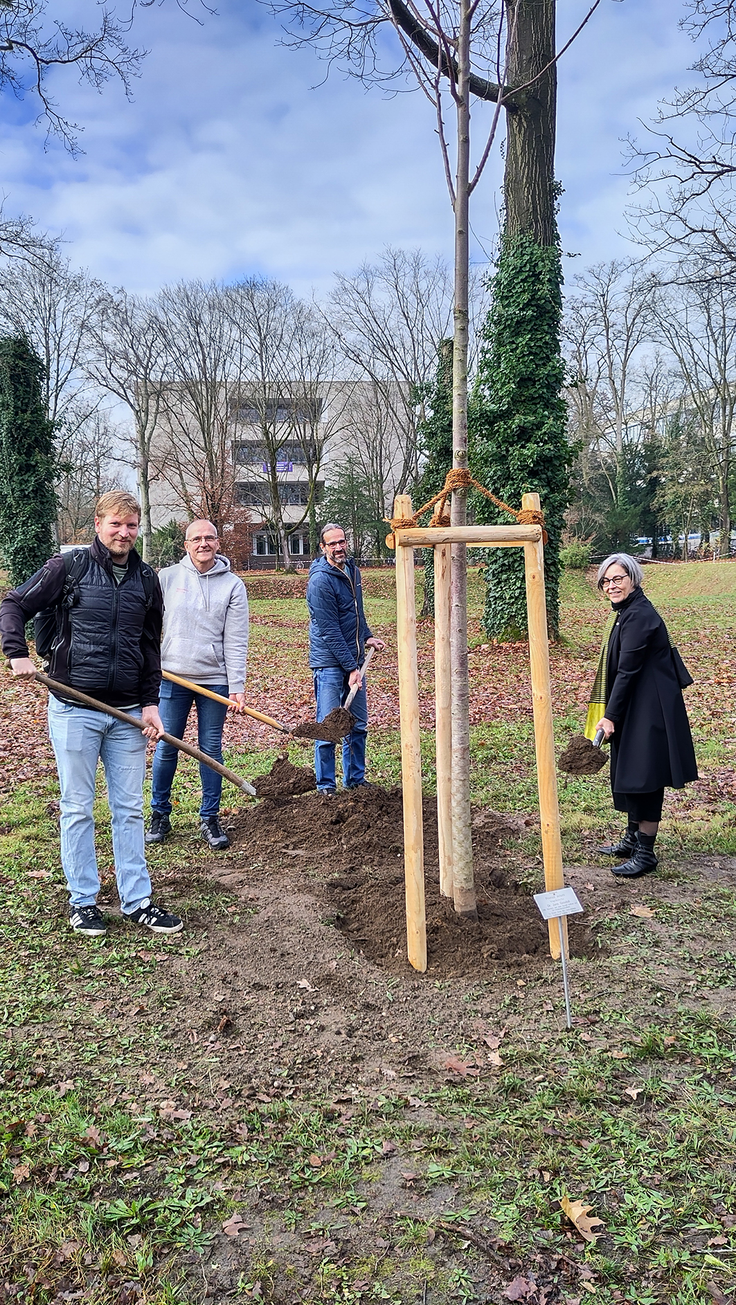 Würdigung des Wirkens der britischen Verhaltensforscherin Jane Goodall Rektorat und Nachhaltigkeitsbeauftragte der HKA pflanzen gemeinsam auf dem Campus Vogelkirschbaum