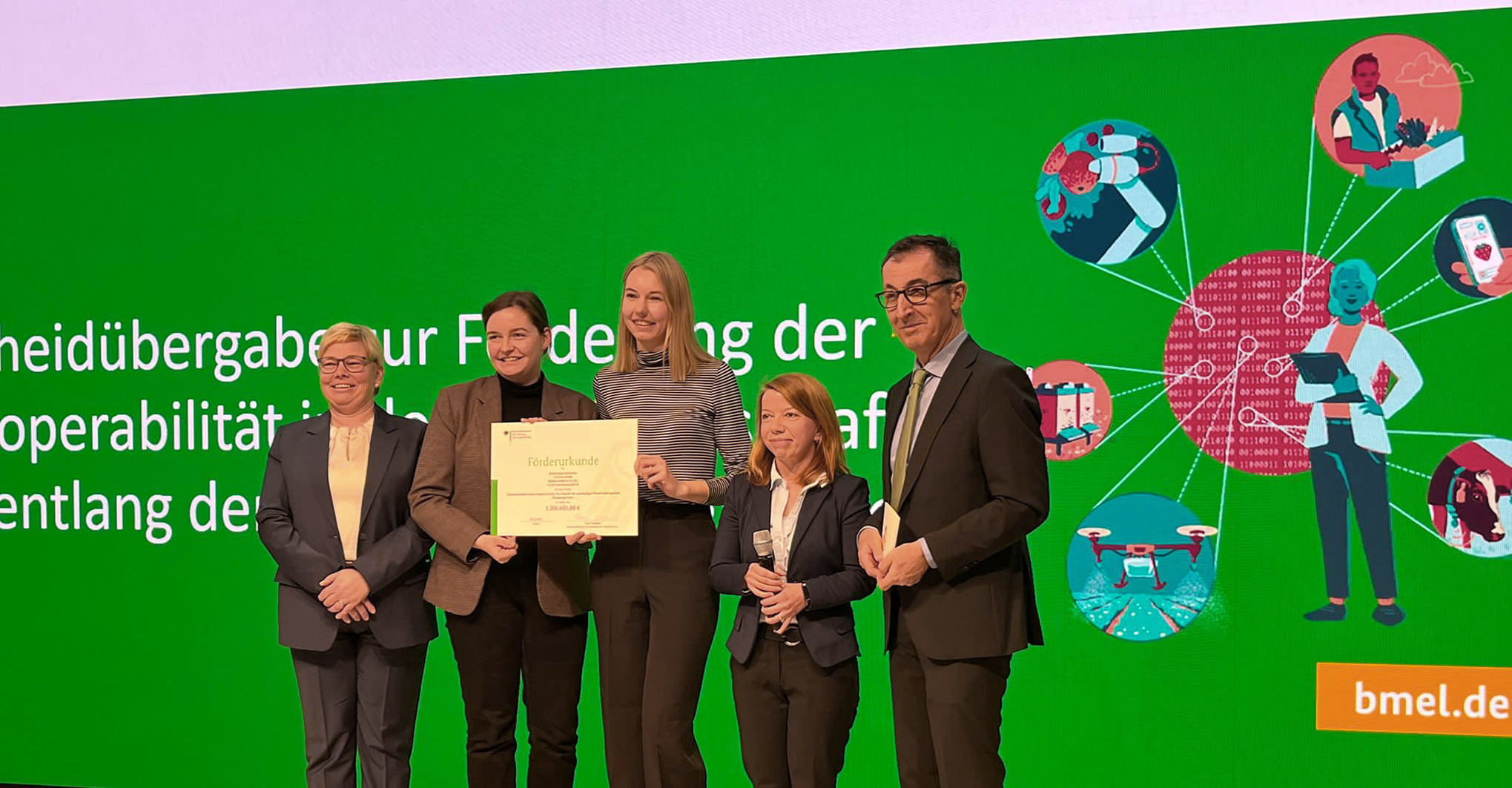 Projekt „SimpleAgriData“ zeigt am Beispiel ökologischer Geflügelhaltung, wie sich digitale Daten effizient nutzen lassen Bundeslandwirtschaftsminister Cem Özdemir überreicht auf der Grünen Woche den Zuwendungsbescheid für das Projekt „SimpleAgriData“ an Verbundkoordinatorin Prof. Dr. Christine Preisach