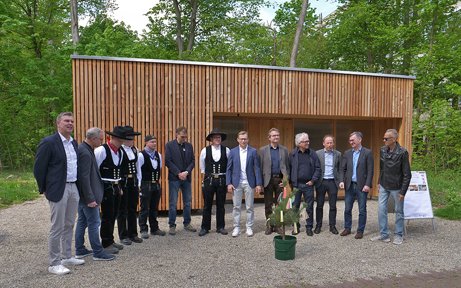 An der Hochschule Karlsruhe wurde Prototyp zu besonders nachhaltigem und energieautarkem E-Bike-Port entwickelt Die Projektpartner bei der feierlichen Eröffnung mit Prof. Dr. Franz Quint (2. v. r.), Prorektor für Forschung, Kooperationen und Transfer der HKA