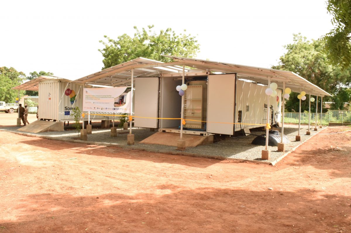 Entwicklung nachhaltiger und energieautonomer Kühlcontainersysteme für afrikanische Krankenhäuser Fertiggestellte SophiA-Pilotanlage an der Dr. Sedogo Clinic in Bukina Faso