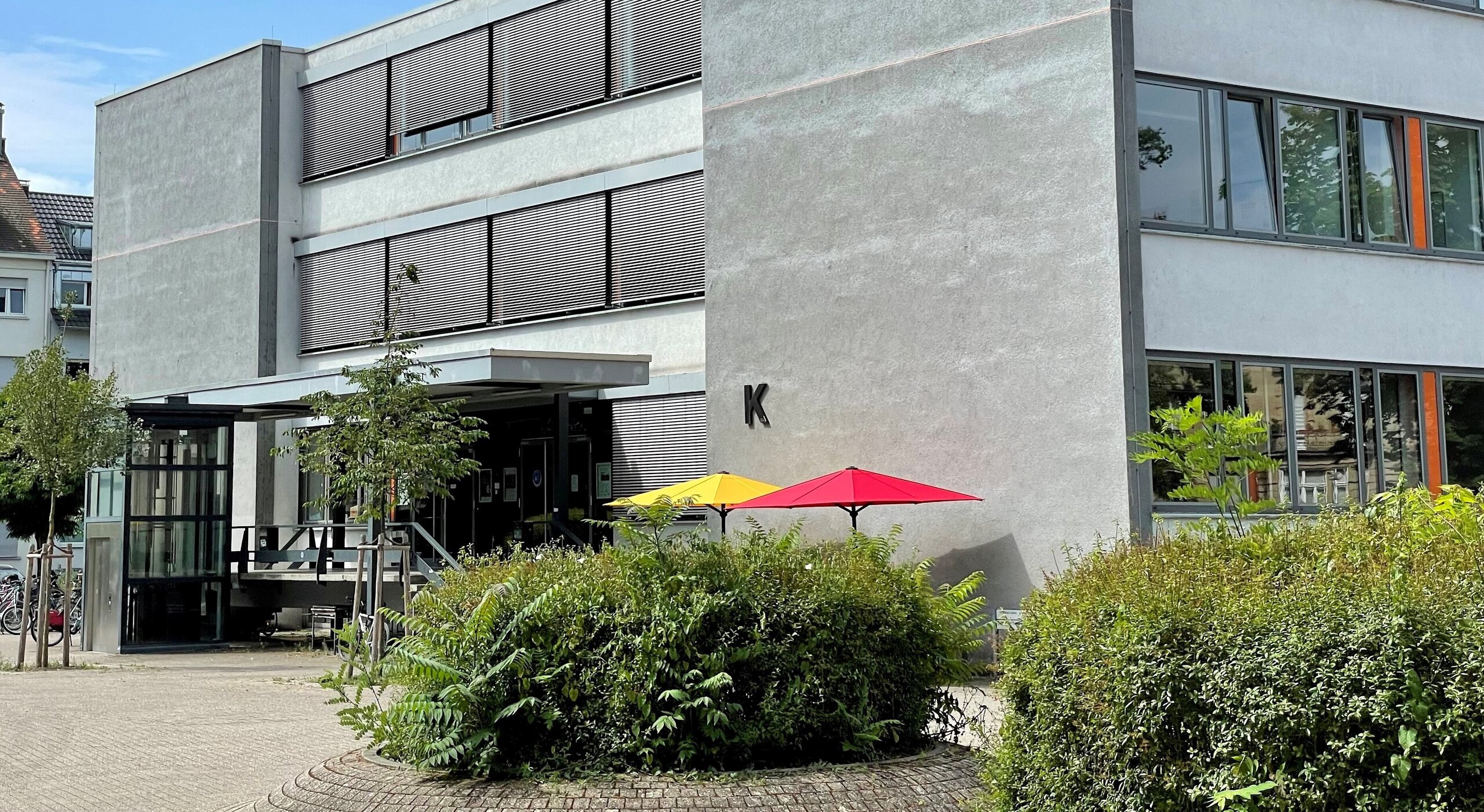 Fakultät-W-HKA-K-Gebäude Außenansicht des K-Gebäudes der Fakultät W