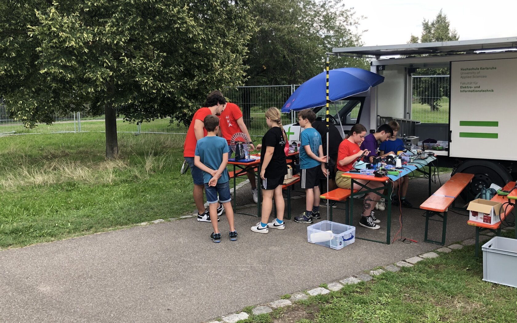 Elektro- und Informationstechnik spielerisch kennenlernen Elektro- und Informationstechnik spielerisch kennenlernen