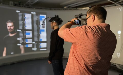 Von hinten wurde Kameramann Jan Holthaus fotografiert, der Simon Janzer mit seiner Face-Tracking-Technologie filmt