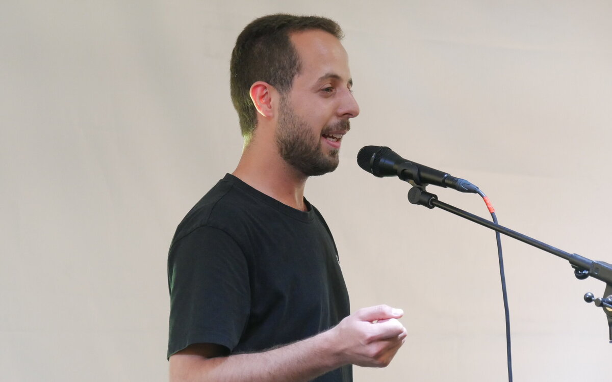 Younes Othman singt ein französisches Lied