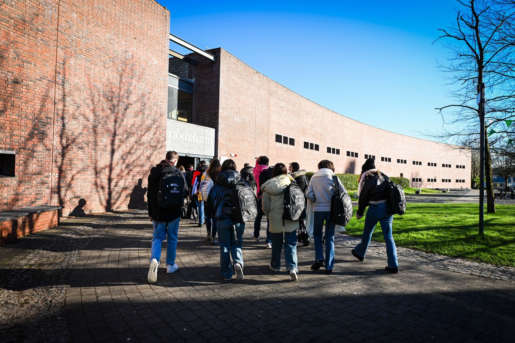 Studierende auf dem Weg in die MTU