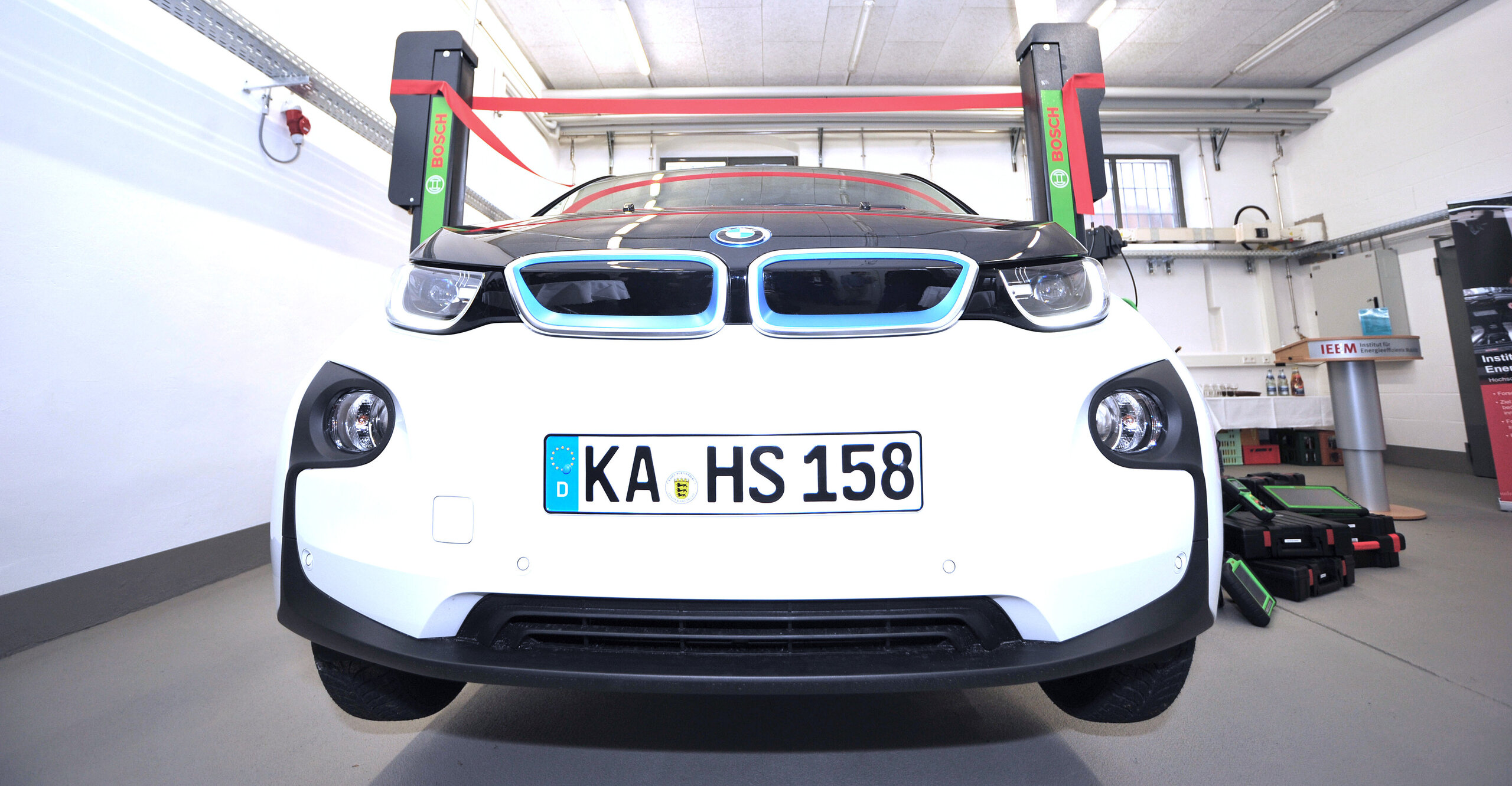 BMW-i3 in der Werkstatt, © John Christ