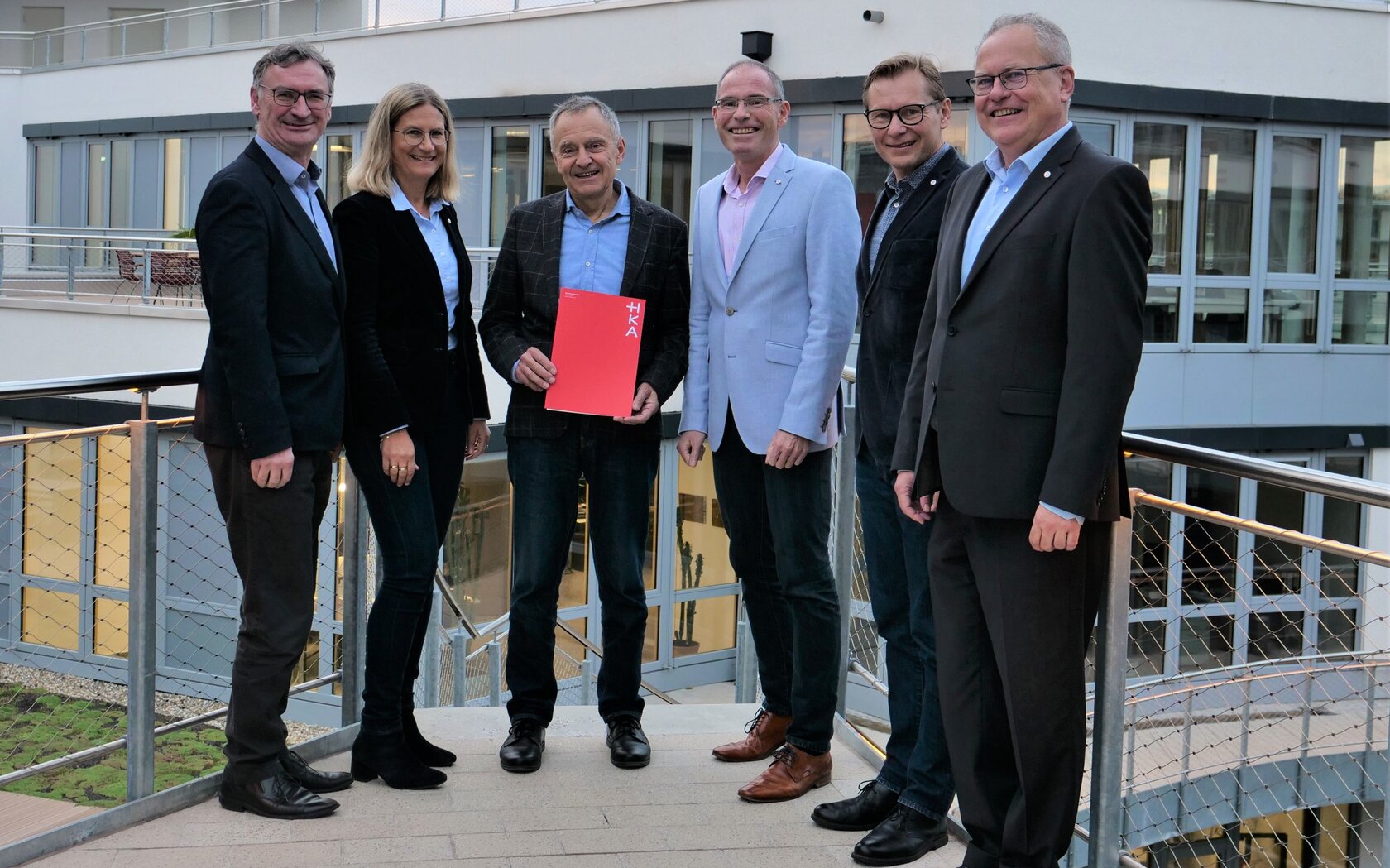 Rektorat der HKA verleiht Karl Linder die Ehrensenatorwürde Rektorat der HKA mit Ehrensenator Karl Linder