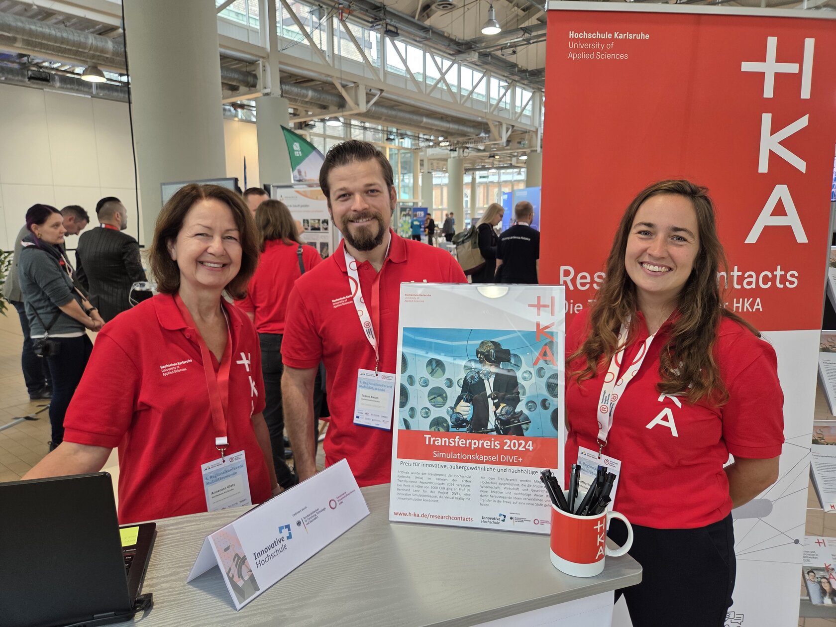 Stand der ResearchContacts on Tour mit 3 Mitarbeitenden