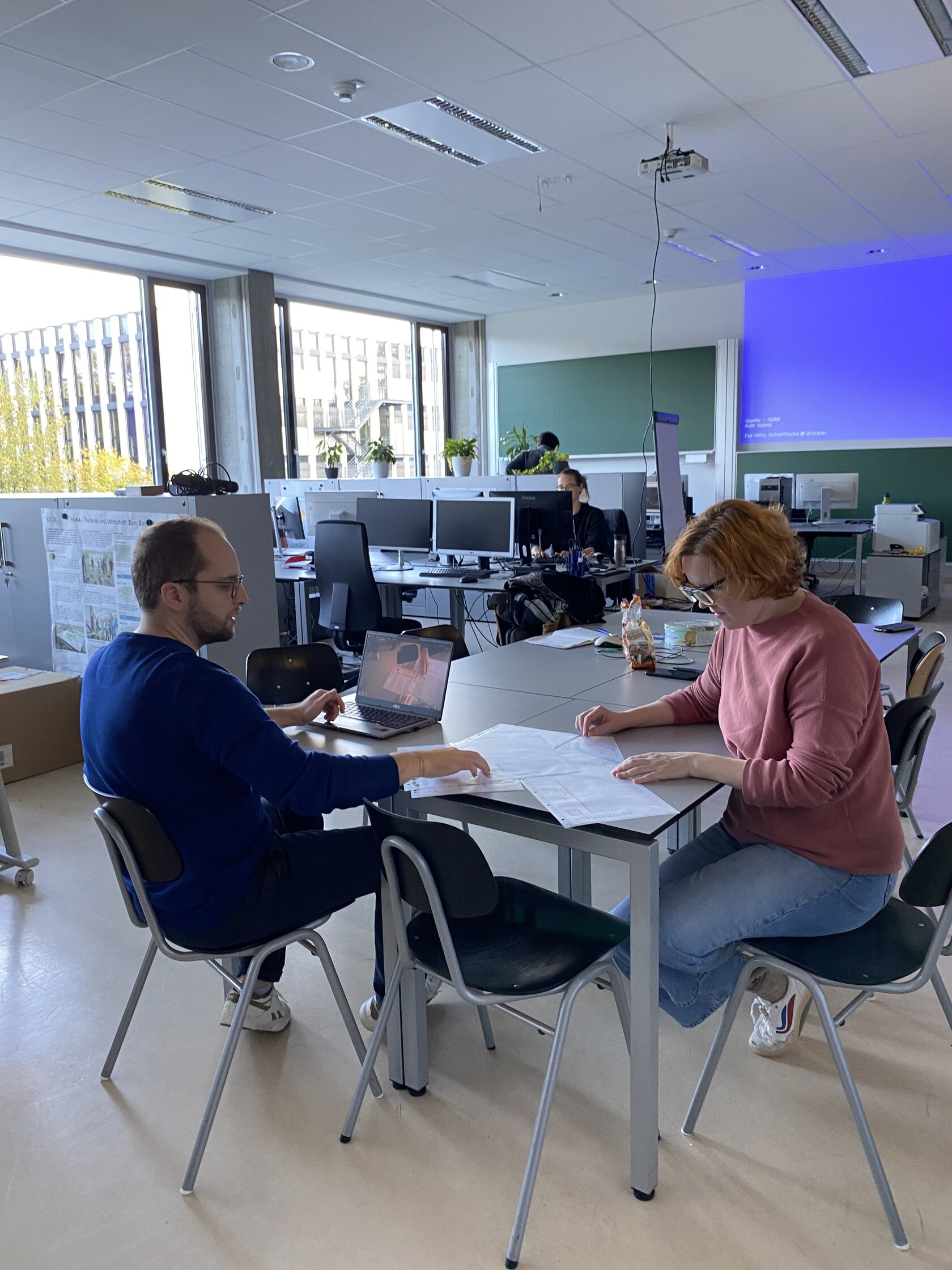 Forscher arbeitet mit einer Probandin zusammen