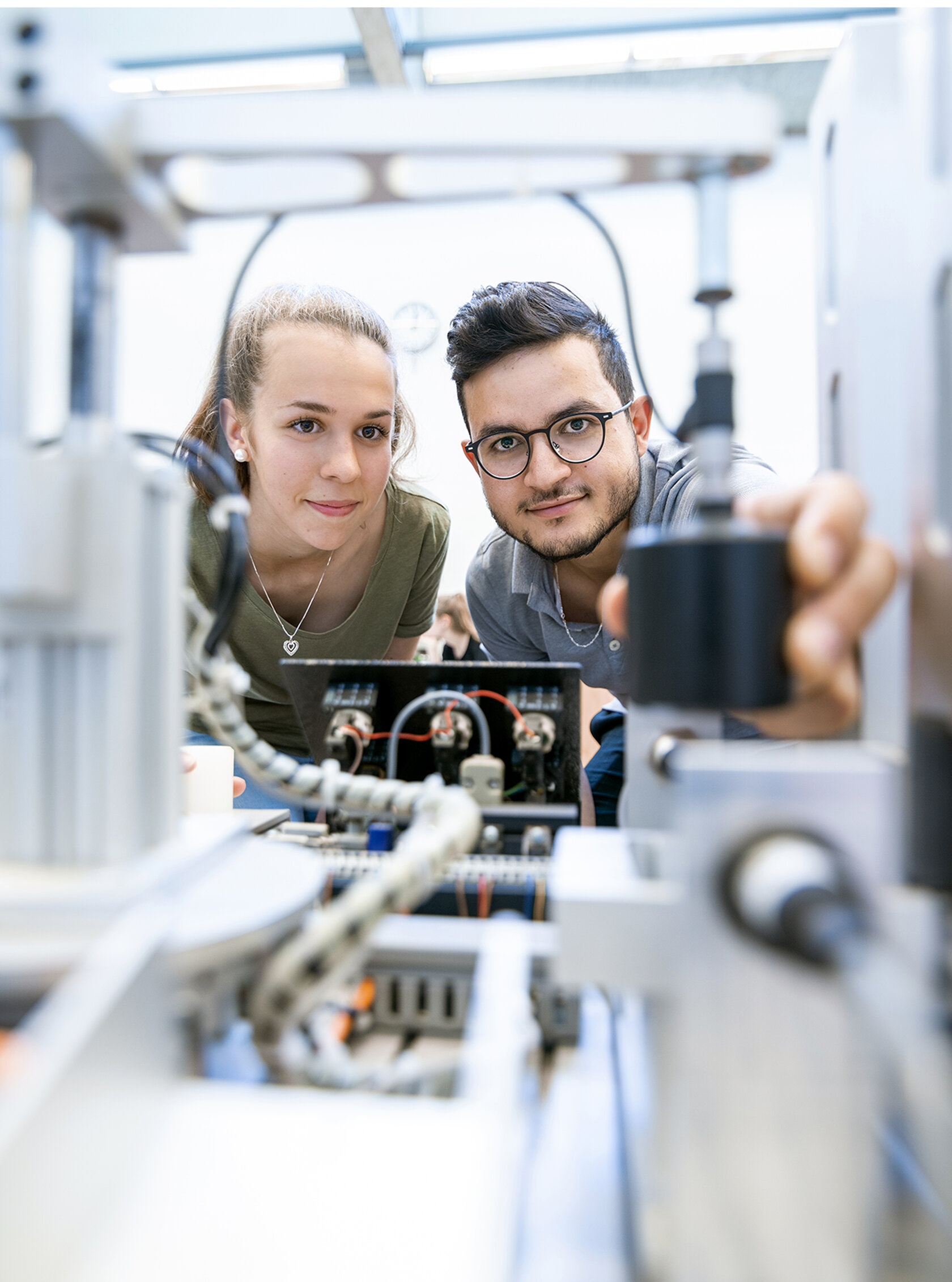 Experiment bei InspirING Zwei Studierende beim Experimentieren