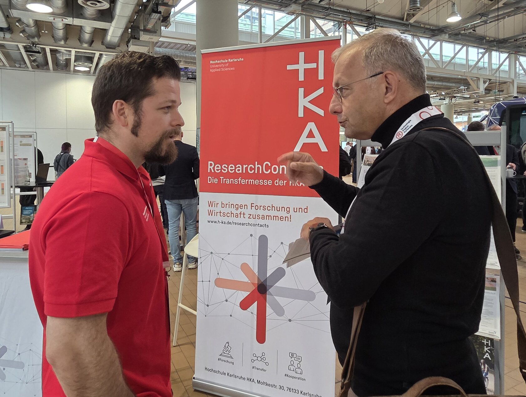 Tobias Baum im Gespräch mit einem Besucher über neue Kooperationsideen