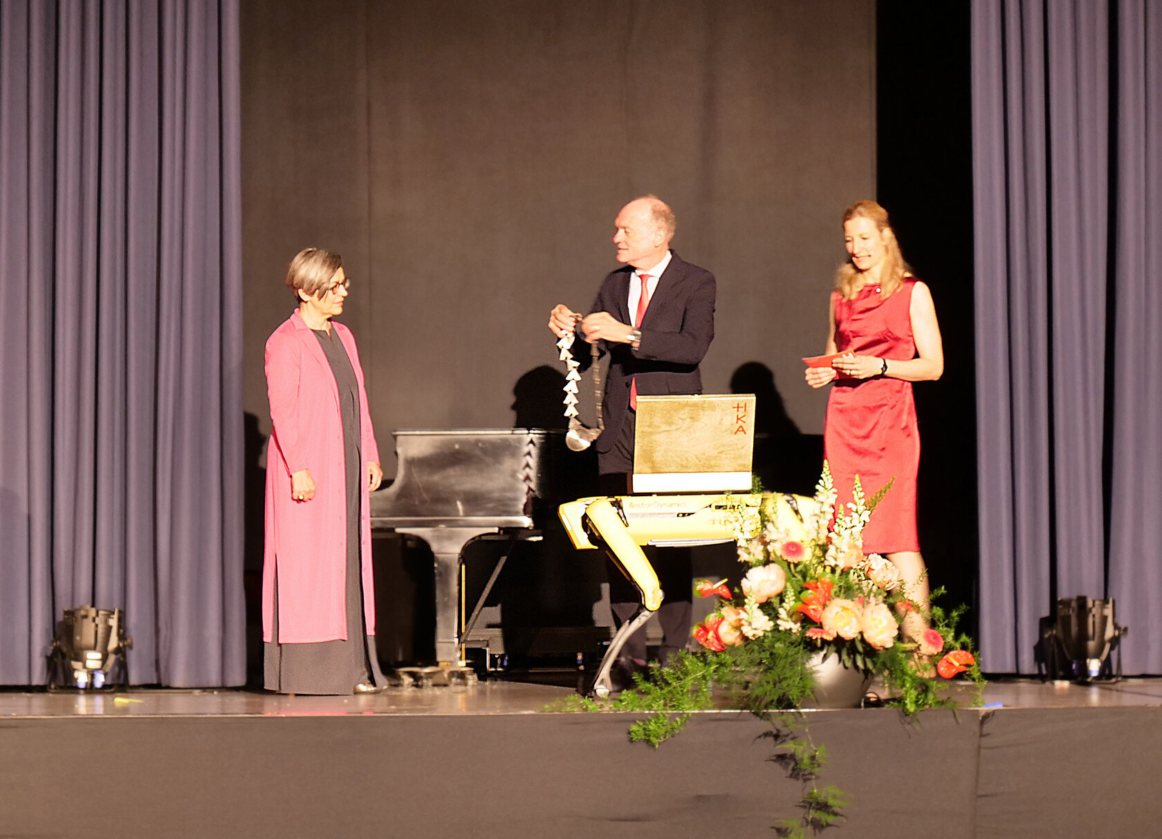 Dr. Beck, Dr. Reiter, Moderation Anneke Rheinsperger (rechts)
