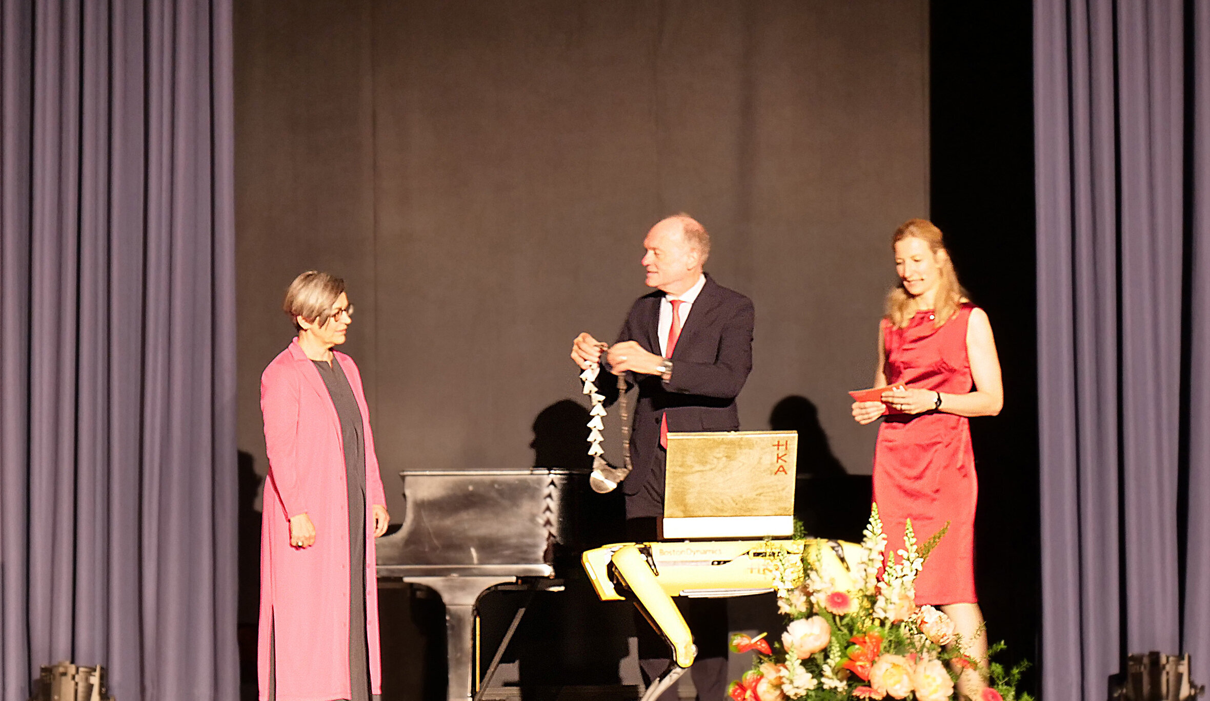 Dr. Beck, Dr. Reiter, Moderation Anneke Rheinsperger (rechts)