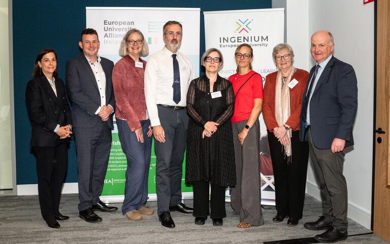 Gruppenfoto der INGENIUM-Teilnehmenden vor RollUps