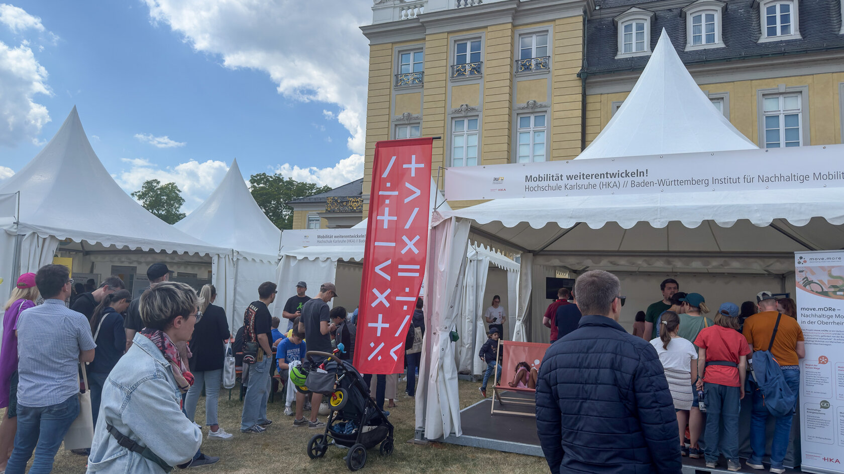 Besucher beim EFFEKTE-Festival. Das Banner der HKA in der Mitte.