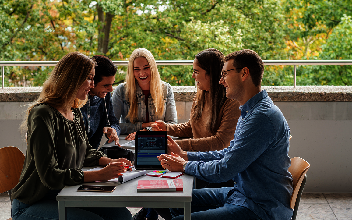 Berufseinstieg Gruppe von Studierenden am Tisch in der Interaktion