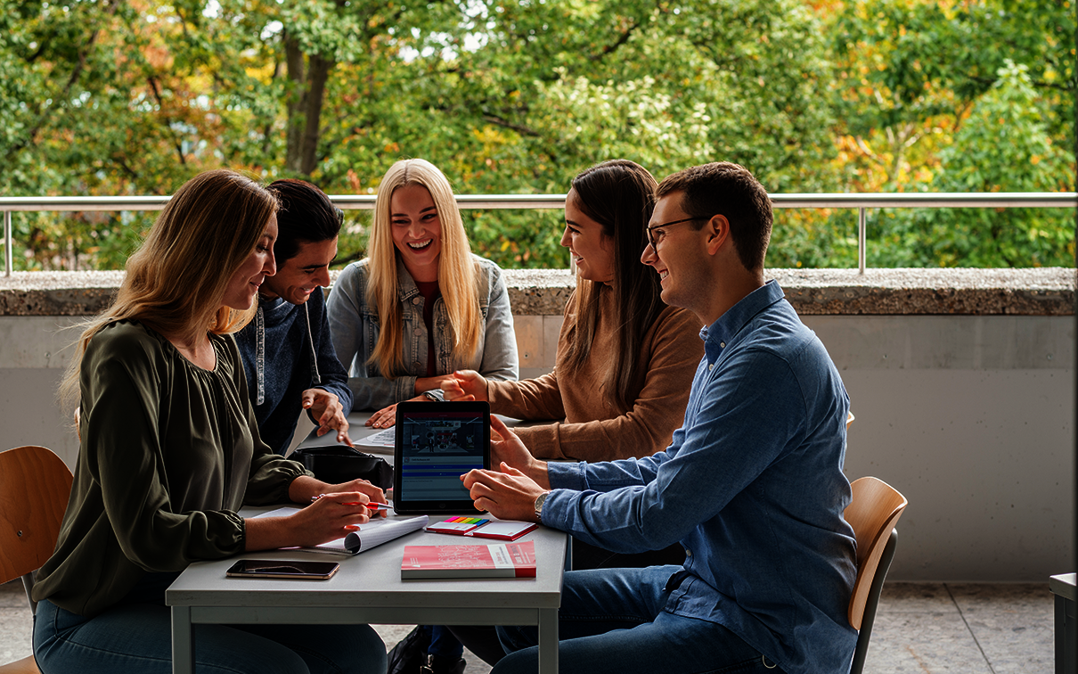 Jobs, Praktika und Werkstudierendenstellen Gruppe von Studierenden am Tisch in der Interaktion