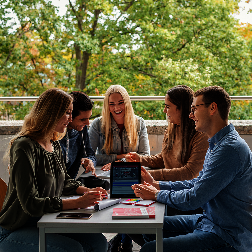 Studierende der Hochschule Karlsruhe Gruppe von Studierenden am Tisch in der Interaktion