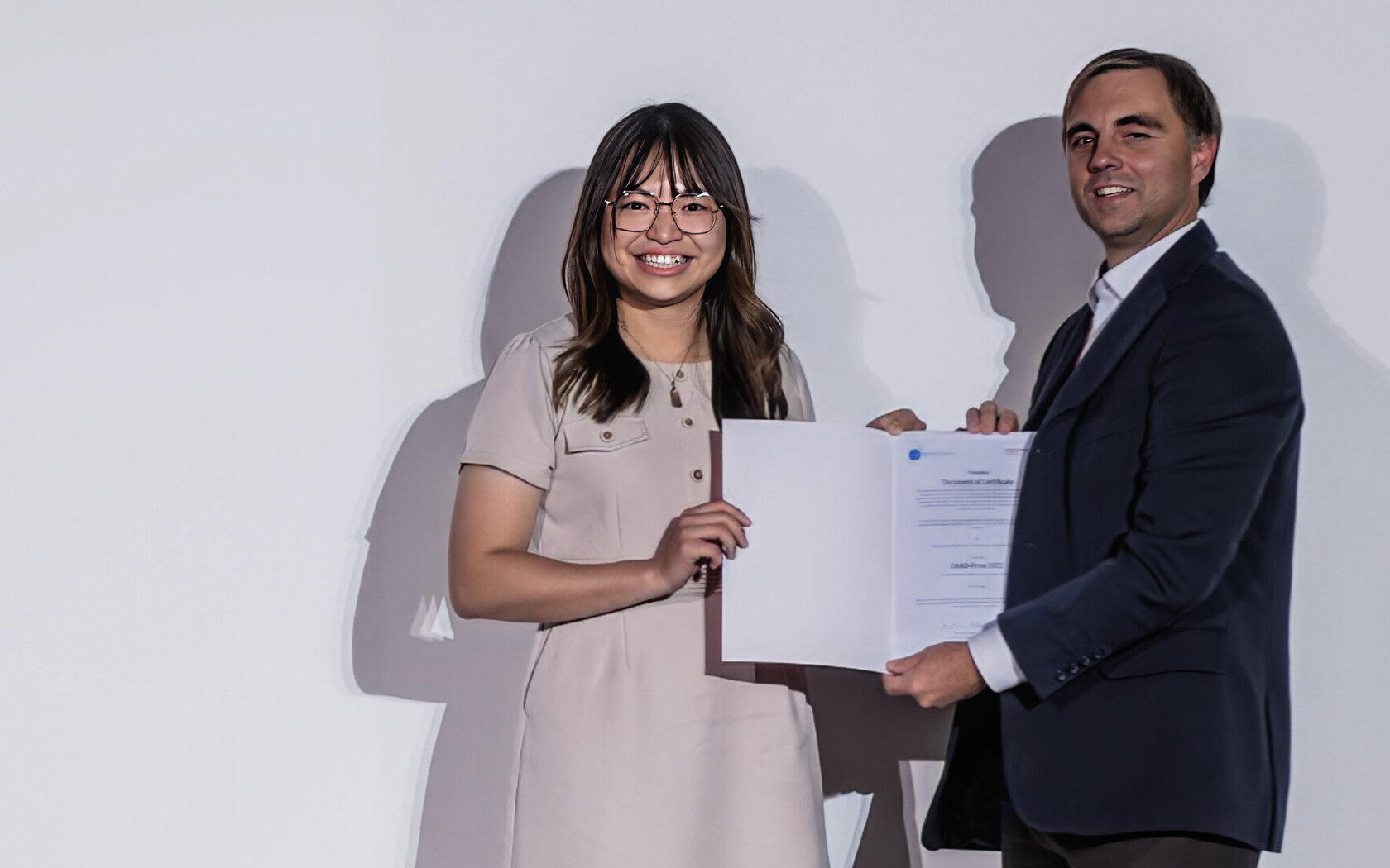 DAAD-Preisträgerin Kai Li Ong Kai Li Ong mit Prof. Dr.-Ing. Martin Kipfmüller