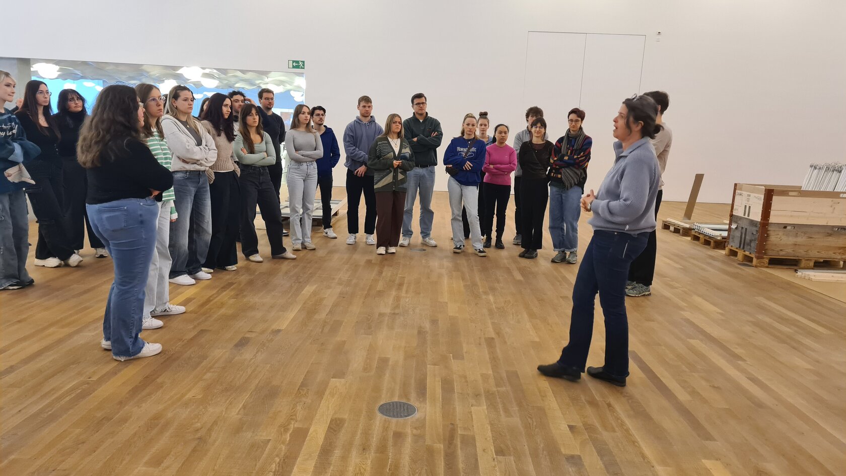 Gruppe von Studierende bei Führung im Schaulager