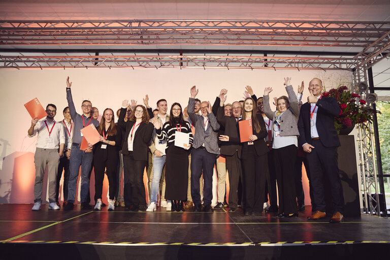 Preisträger:innen bei der Akademischen Jahresfeier 2025 gemeinsam auf der Bühne