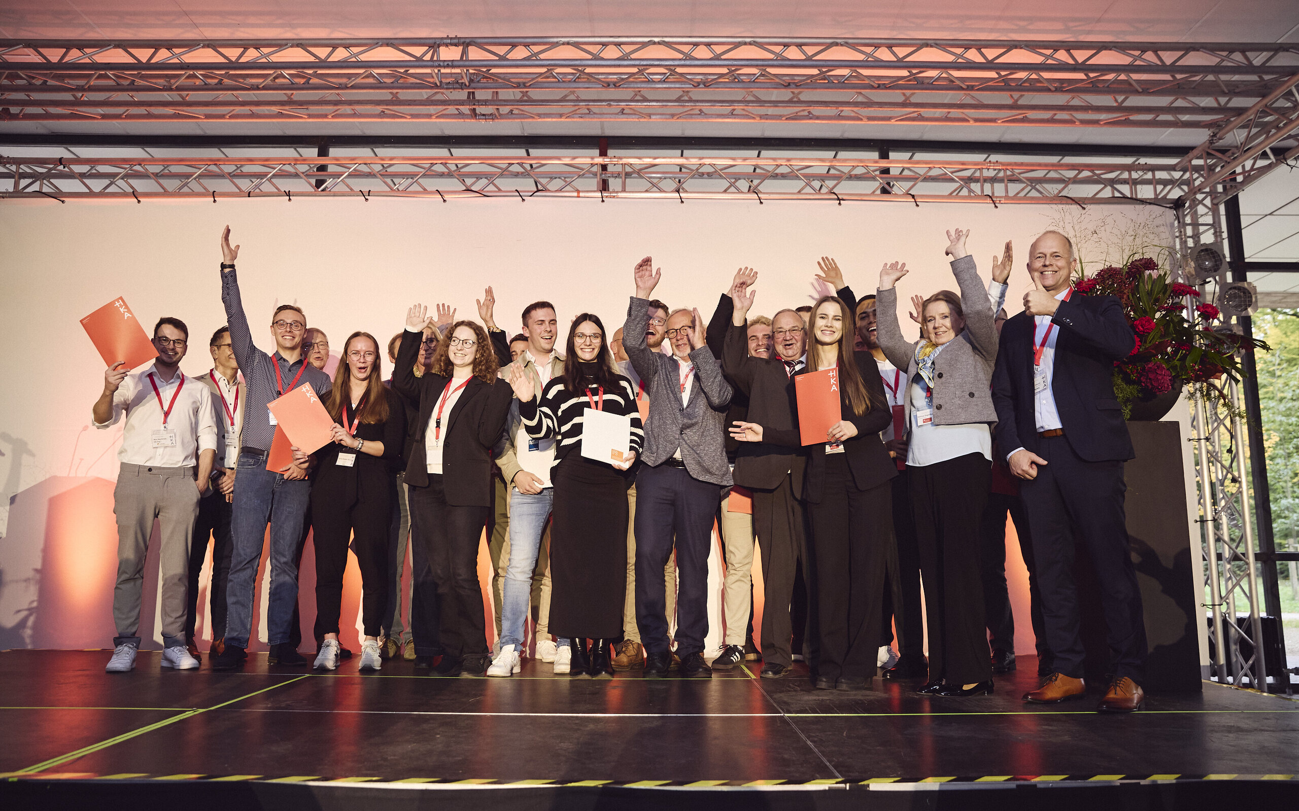 Preisträger:innen bei der Akademischen Jahresfeier 2025 gemeinsam auf der Bühne