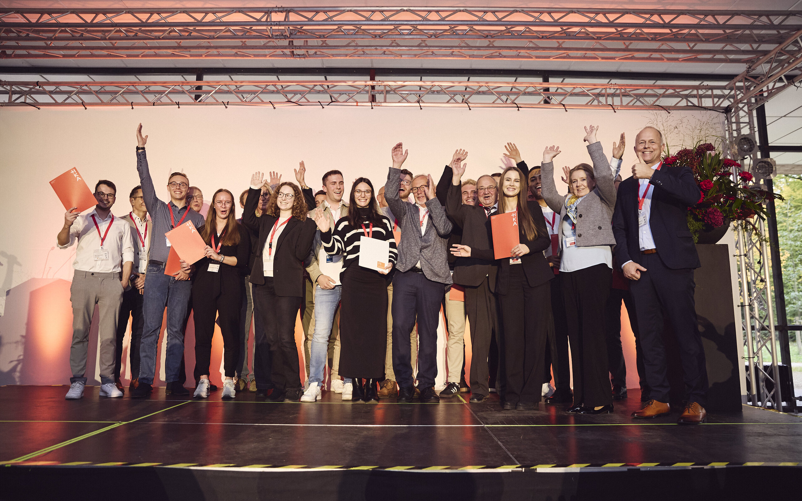 Preisträger:innen bei der Akademischen Jahresfeier 2025 gemeinsam auf der Bühne