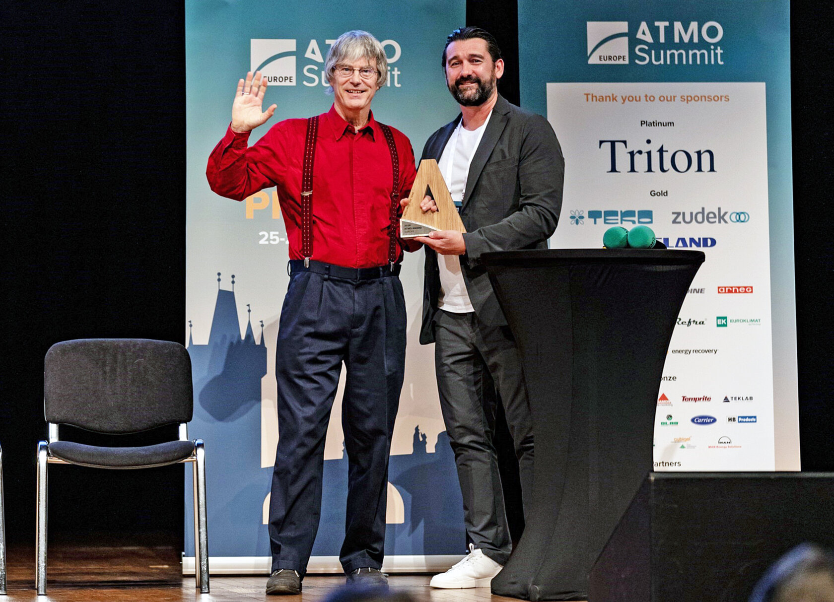 Prof. Dr. Michael Kauffeld als „Person des Jahres“ beim ATMOsphere Europe Summit 2024 ausgezeichnet Prof. Dr.-Ing. habil. Michael Kauffeld (l.) und ATMOsphere-Gründer und CEO Marc Chasserot bei der Übergabe des Awards