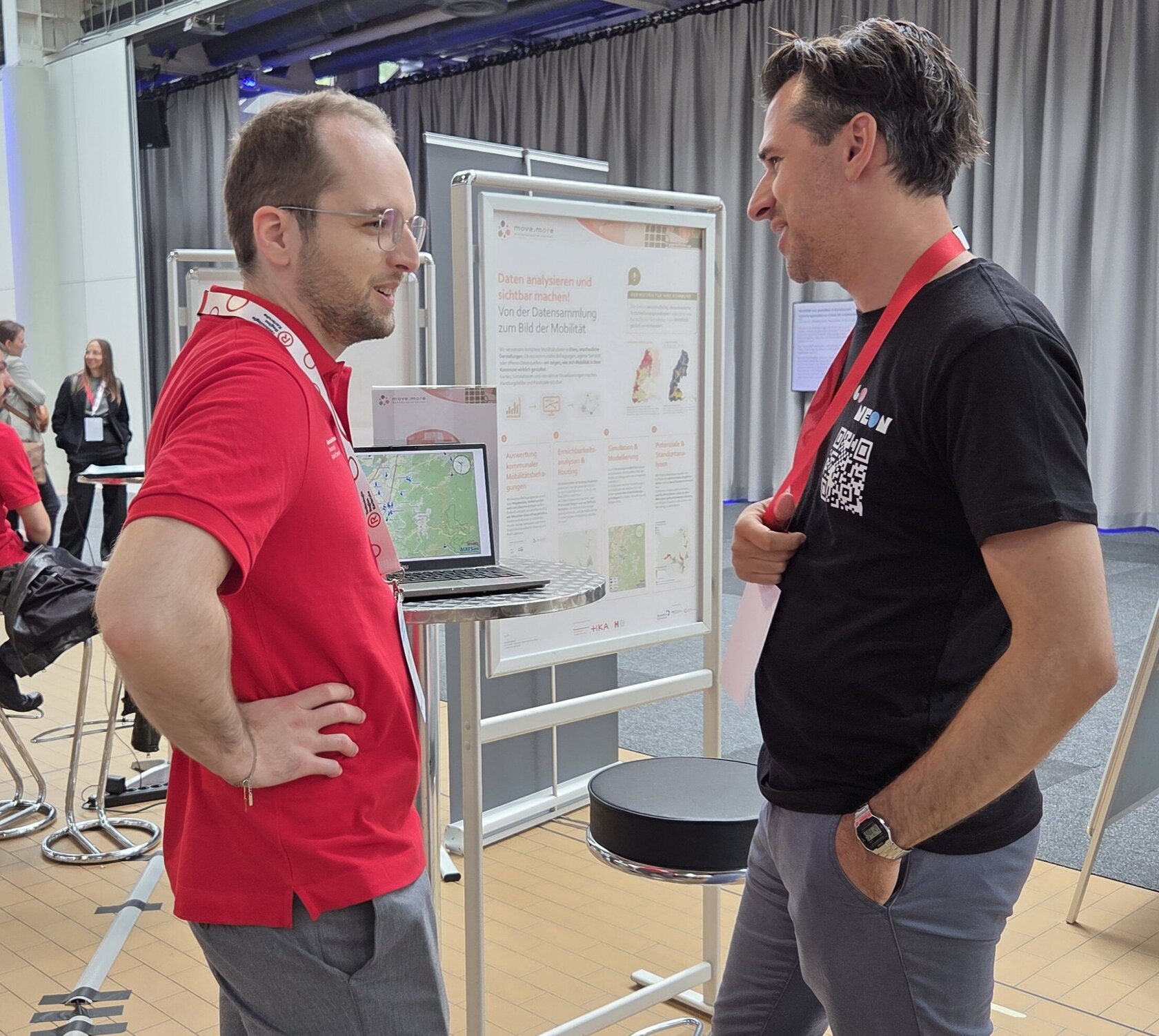 Christian Rickert im Gespräch mit einem Besucher