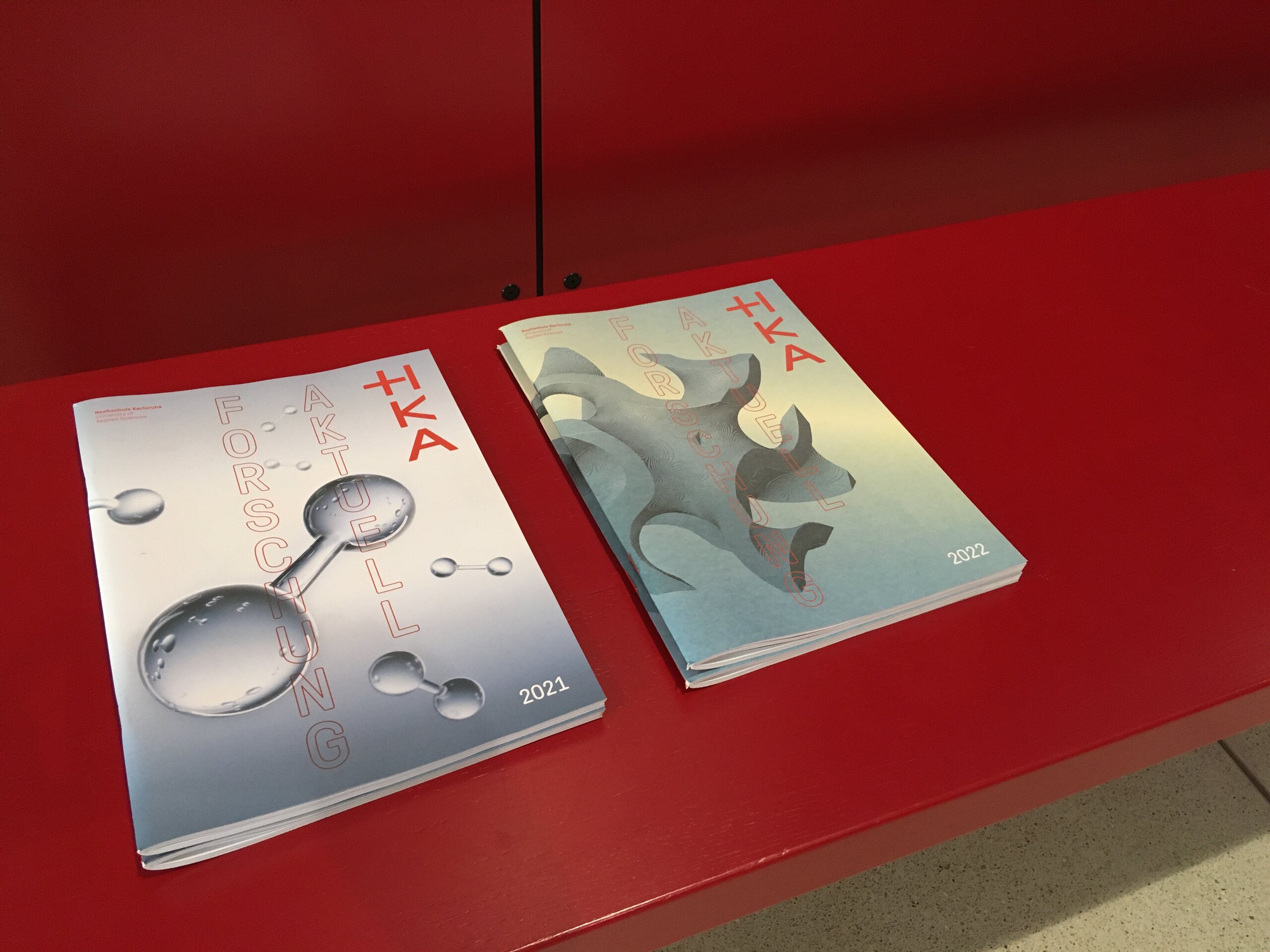 Forschung aktuell Zwei Ausgaben der Forschung aktuell liegen auf einem Tisch.