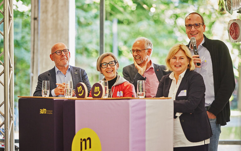 V. l. n. r.: Winfried Hermann MdL, Verkehrsminister von Baden-Württemberg, Prof. Dr. Rose Marie Beck, Rektorin Hochschule Karlsruhe, Romeo Edel, Sprecher Allianz für Mobilitätswende, Prof. Dr. Anke Karmann-Wössner, Amtsleiterin Stadtplanung der Stadt Karlsruhe, Alexander Eckhardt, Projektmanager Flexible Mobility bei SAP