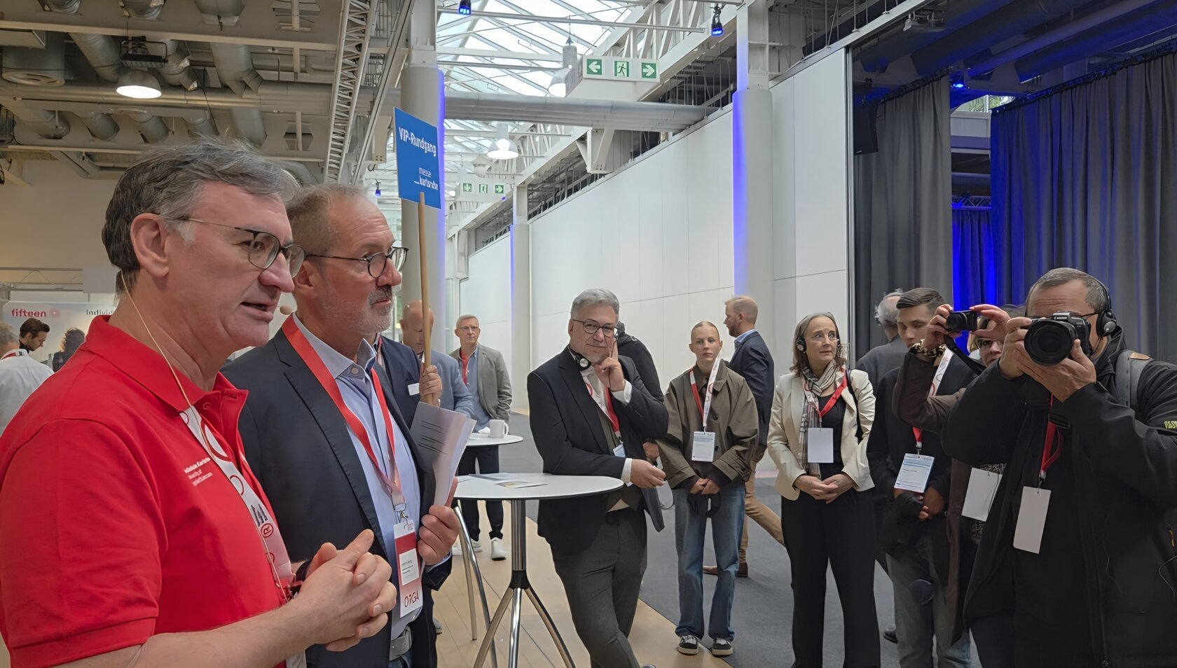 Prorektor Prof. Dr. Franz Quint präsentiert den ResearchContacts Stand der Presse