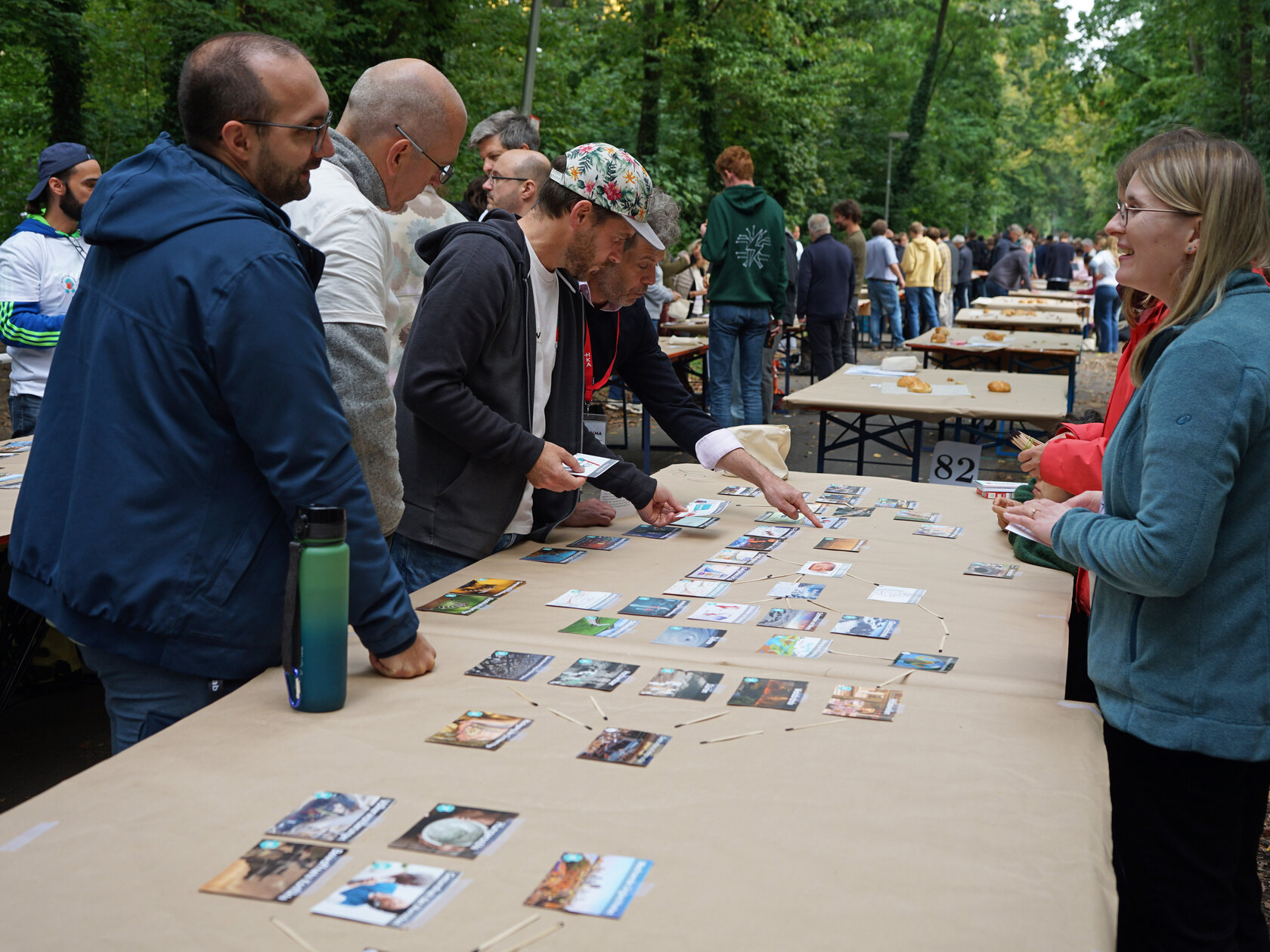 Auf einer Strecke von 600 Metern warteten knapp 11.000 Puzzle-Elemente an rund 520 Biertischen auf die Teilnehmenden
