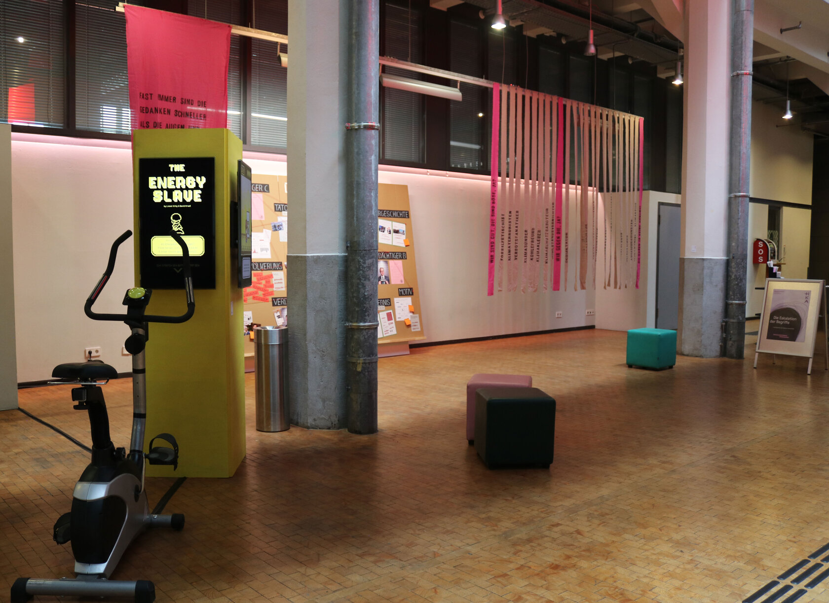 Foyer des ZKm mit Werke von Studierenden des Studiengangs „Informationsdesign“