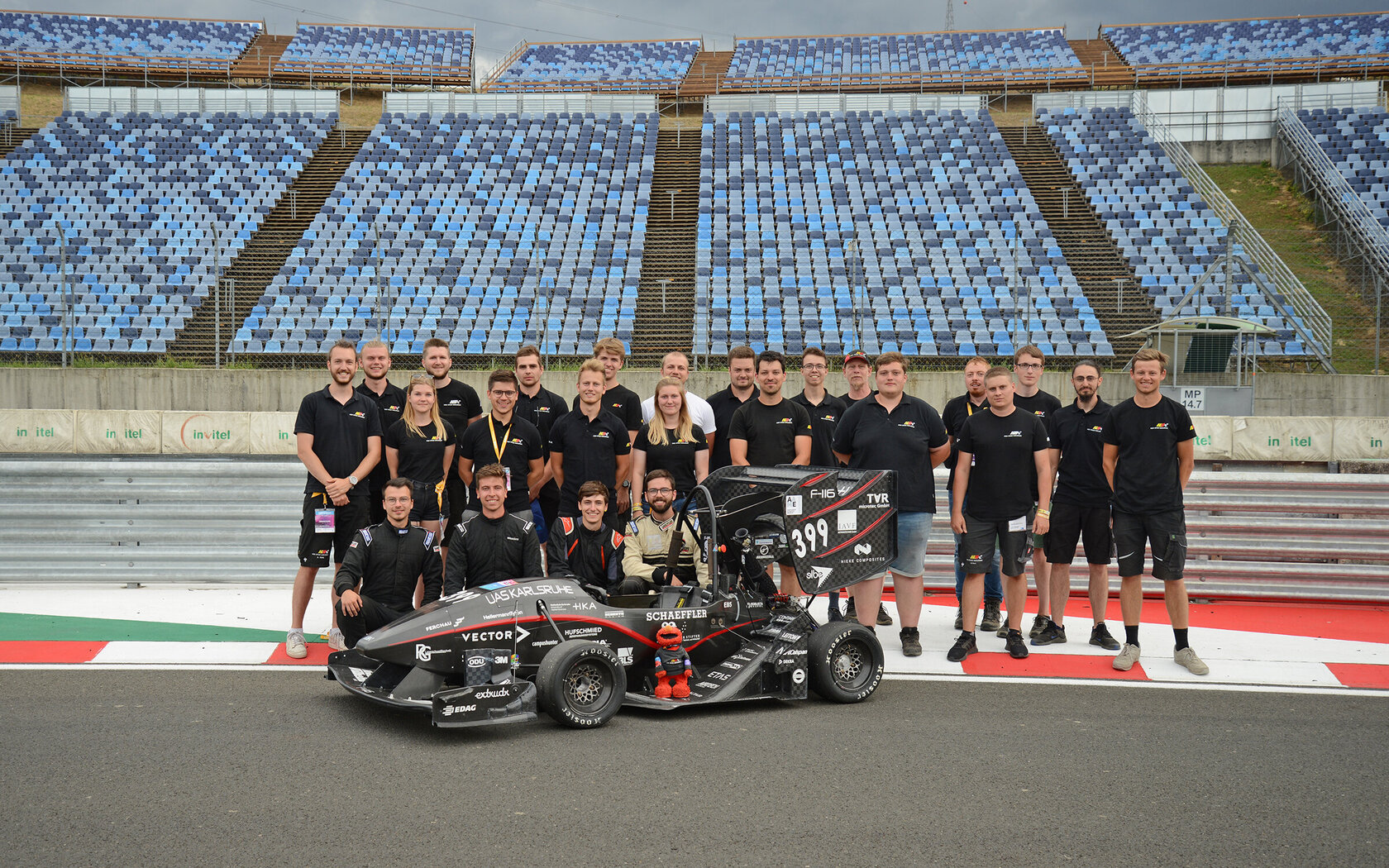 Glückliches Team High Speed Karlsruhe Teamfoto