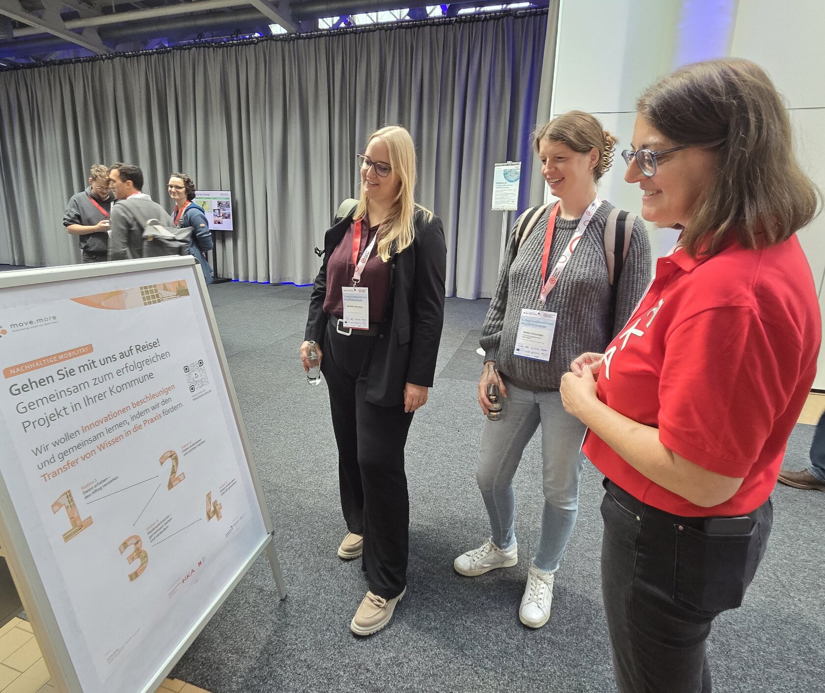 Projektkoordinatorin Dr. Regina Schlindwein erklärt Besucherinnen die move.mORe Journey