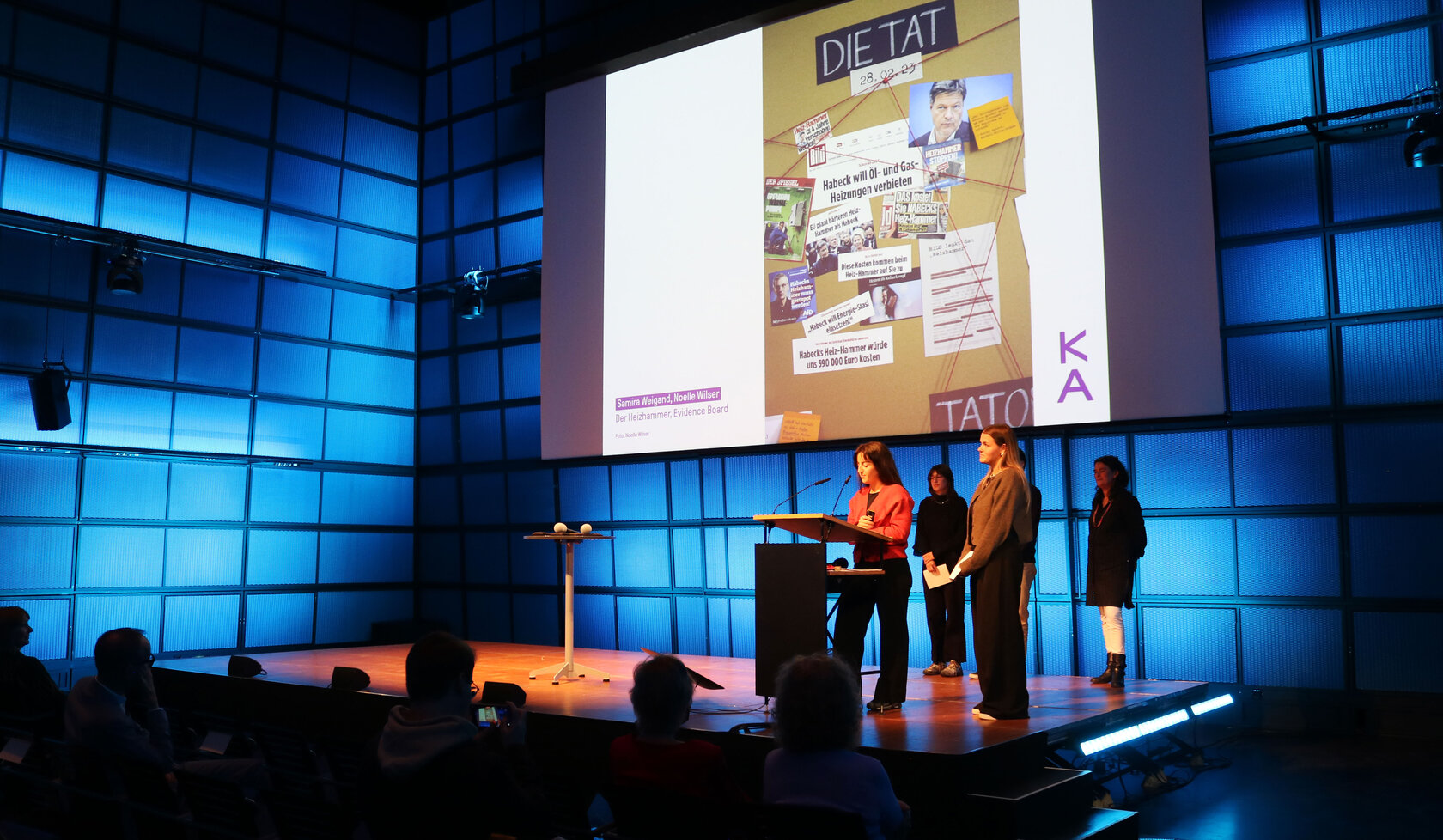 Studierende auf der Bühne des Medientheaters bei ihrem Vortrag  „Eskalation der Begriffe – wie Sprache den Diskurs verschiebt“