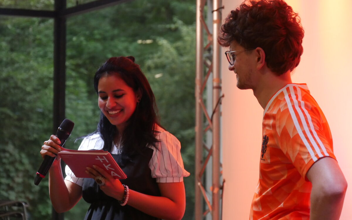 Moderatorin Jennifer mit Teilnehmer Louis Rieder beim HKA Song Contest