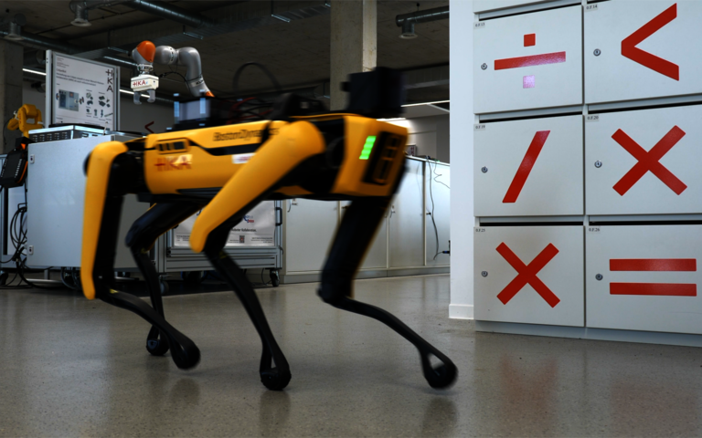 IRAS - Roboter beim Spaziergang