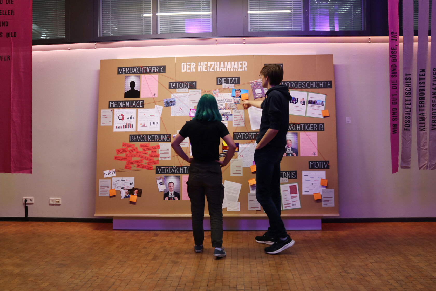 Besucher vor dem Evidence-Board zum True-Crime-Fall „Der Heizhammer“