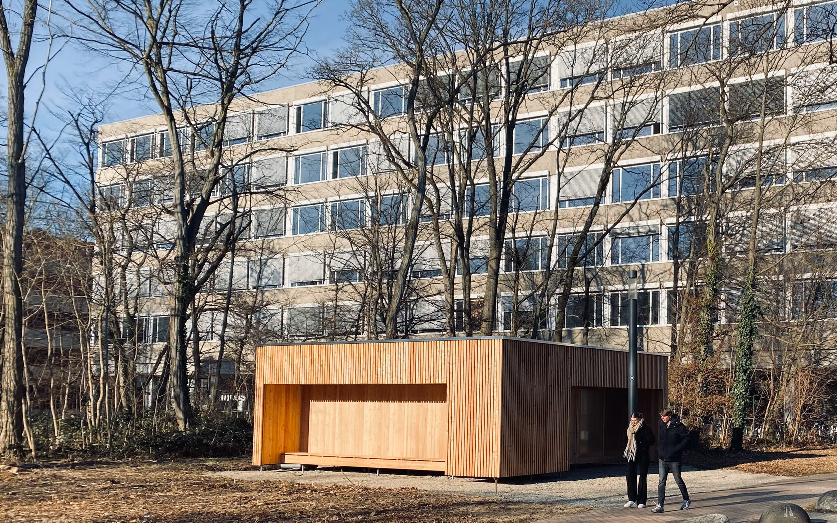 An der Hochschule Karlsruhe wurde Prototyp zu besonders nachhaltigem und energieautarkem E-Bike-Port entwickelt Das neue E-Bike-Terminal der Hochschule Karlsruhe (HKA) wurde in einem interdisziplinären Projekt gemeinsam von Studierenden und Berufsschülern gebaut
