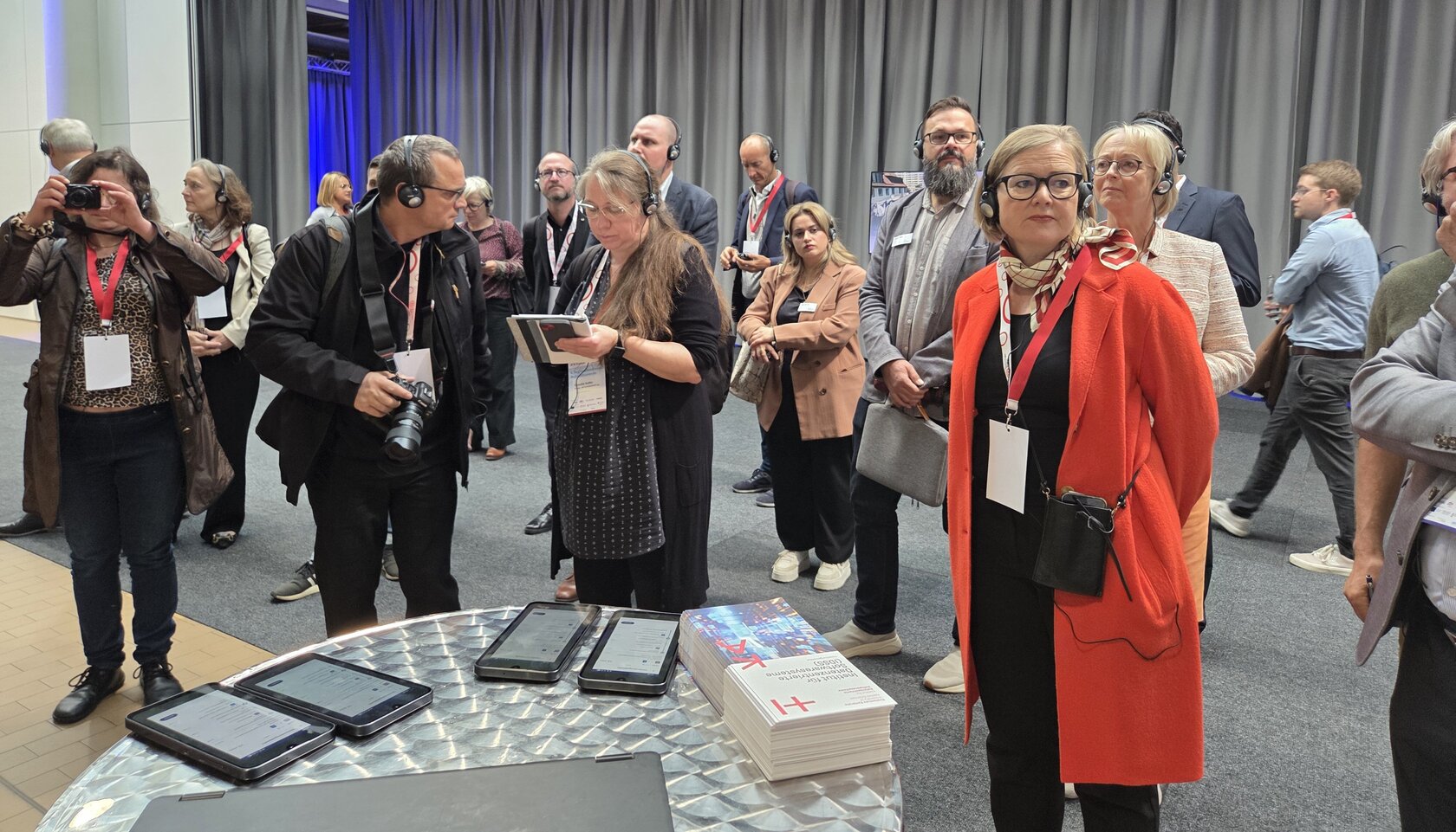 Journalisten bei Beginn des Presserundgangs